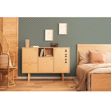 Wohnzimmer mit gemusterter Tapete, Holzschrank und Bett