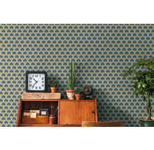 Büro mit Retro-Tapete mit geometrischem Muster, Uhr, Pflanzen und Holzschrank