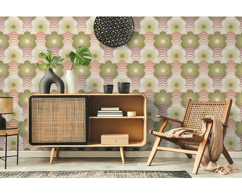 Einrichtungsbeispiel mit gemusterter Tapete, Kommode und Sessel