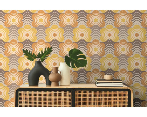 Gemusterte Tapete mit Blumenmotiv, kombiniert mit dekorativen Vasen auf einem Schrank