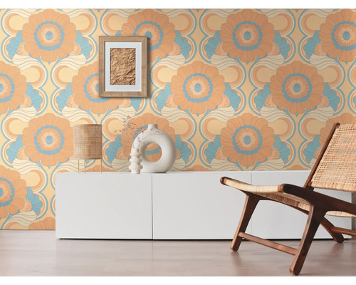 Szene mit gemusterten Tapeten, Kommode und Stuhl