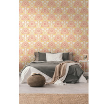Ein Schlafzimmer mit Bett und gemusterter Tapete.