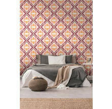 Schlafzimmer mit Retro-Tapete mit geometrischem Muster
