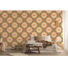 Schlafzimmer mit geometrischer Tapete in Diamantenform