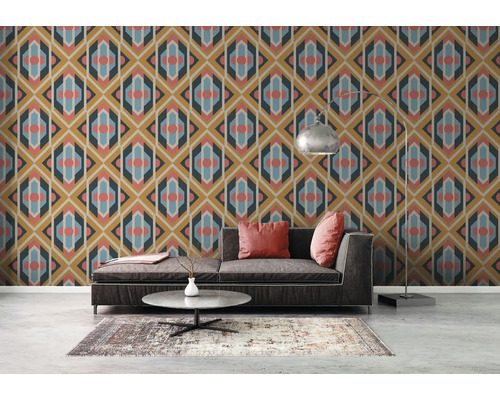 Wohnzimmer mit gemusterter Tapete im Retro Design, Sofa, Teppich und Stehlampe