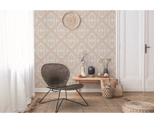 Salon décoratif avec papier peint à motifs, fauteuil en rotin et parquet