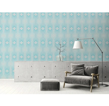 Wohnzimmer mit Sessel, Lampe und gemusterter Tapete