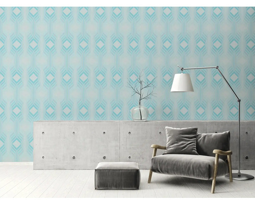 Wohnzimmer mit Sessel, Lampe und gemusterter Tapete