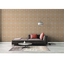 Wohnzimmer mit gemusterter Tapete, Sofa und Stehlampe