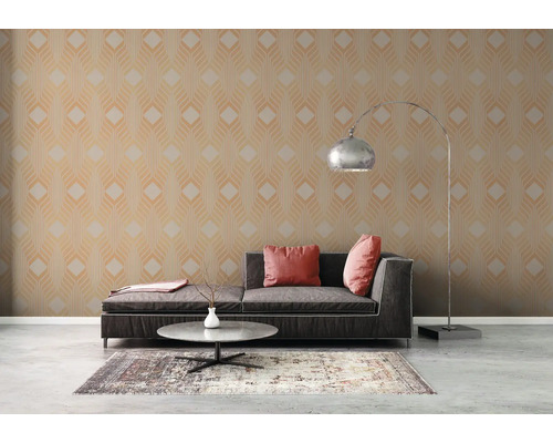 Salon avec papier peint à motifs, canapé et lampadaire