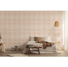 Helles Schlafzimmer mit gemusterter Tapete, Bett und Nachttisch