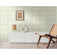 Wohnraum mit gemusterter Tapete, Sideboard, Dekoration und Holzstuhl