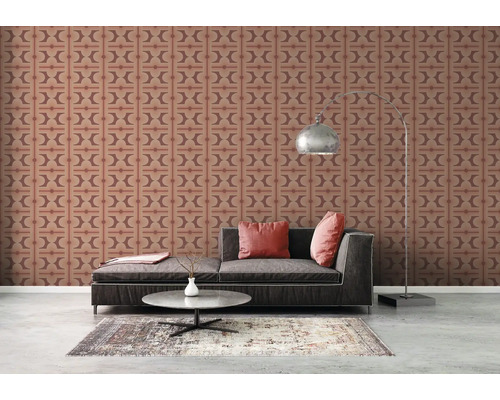 Wohnzimmer mit gemusterter Tapete, Sofa und Stehlampe.