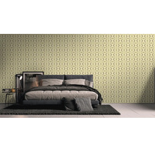 Schlafzimmer mit gemusterter Tapete, Bett, Nachttischlampe und Dekoration