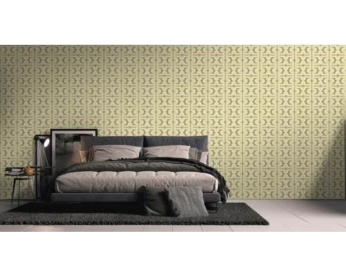 Schlafzimmer mit gemusterter Tapete, Bett, Nachttischlampe und Dekoration