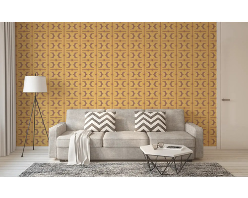 Wohnzimmer mit gemusterter Tapete, Sofa, Teppich und Stehlampe