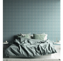 Schlafzimmer mit Bett und blau gemusterter Tapete