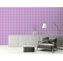 Raumszene mit gemusterter Tapete, Sessel, Stehlampe und Dekoration