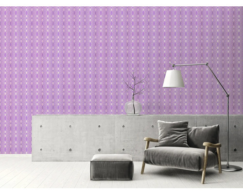 Raumszene mit gemusterter Tapete, Sessel, Stehlampe und Dekoration