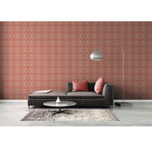 Wohnzimmer mit gemusterter Tapete, Sofa, Stehlampe und Teppich