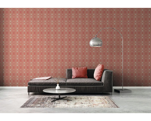 Salon avec papier peint à motifs, canapé, lampadaire et tapis