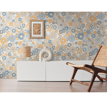 Szene mit einer Wandtapete mit Blumenmuster, einem Bild an der Wand, einer Lampe und einem Stuhl