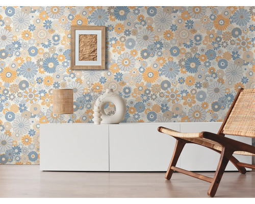 Scène avec un papier peint à motifs floraux, une photo au mur, une lampe et une chaise