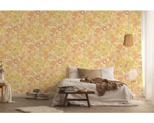 Schlafzimmer mit Retro-Blumentapete in Gelb-, Braun- und Grüntönen