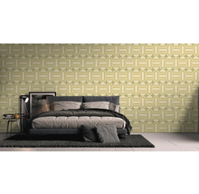 Schlafzimmer mit Bett und geometrischer Tapete