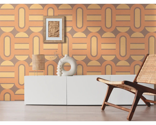 Wohnzimmer mit Retro-Tapete, Sideboard und Holzstuhl