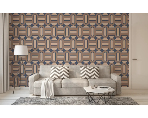 Salon avec canapé, tapis, lampadaire et papier peint à motifs