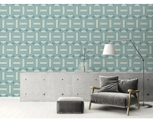 Wohnzimmer mit Retro-Tapete, Sessel und Stehlampe.