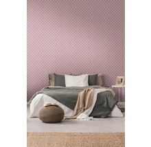 Schlafzimmer mit Bett vor gemusterter Tapete