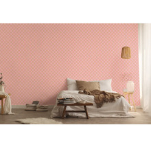Schlafzimmer mit rosa gepunkteter Tapete, Bett und Nachttisch