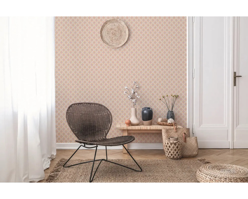 Dekoratives Interieur mit Rattansessel, gemusterten Tapeten und Holzboden