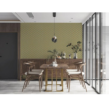 Esszimmer mit gemusterter Tapete, Holztisch und Stühlen.