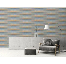 Wohnzimmer mit gemusterter Tapete, Sessel, Stehlampe und Betonwand