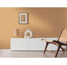Wohnraum mit gemusterter Tapete, weißem Sideboard und Holzstuhl