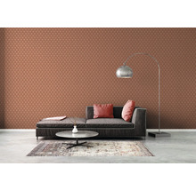 Wohnzimmer mit gemusterter Tapete, Sofa, Stehlampe und Teppich