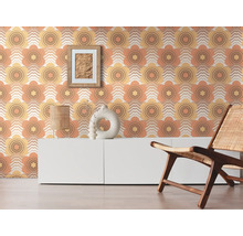Salon avec papier peint rétro à motifs floraux, buffet et chaise