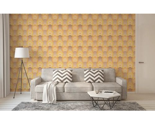 Wohnzimmer mit gemusterter Tapete, Sofa und Stehlampe