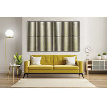 Wohnzimmer mit Holzpaneel Wandverkleidung über einem Sofa.