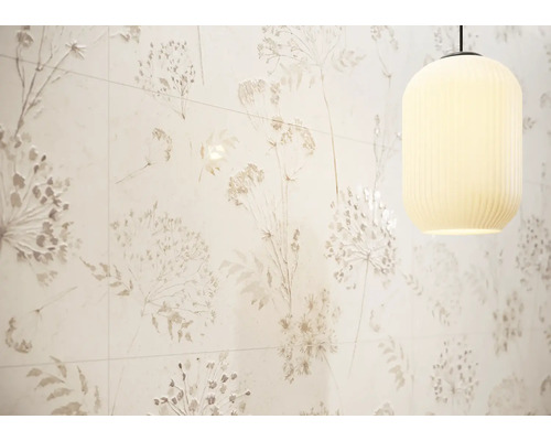 Wandfliesen mit Blumenmuster und Hängelampe