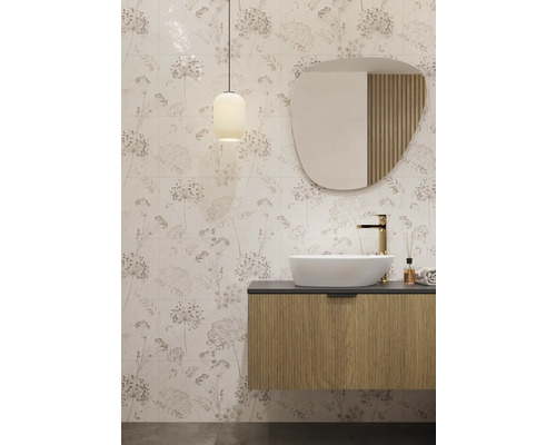 Modernes Badezimmer mit floral gemusterten Fliesen, Waschtisch und Spiegel