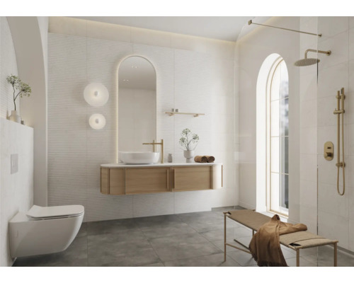 Badezimmer mit Waschtisch, Spiegel, Toilette, Dusche und Sitzbank