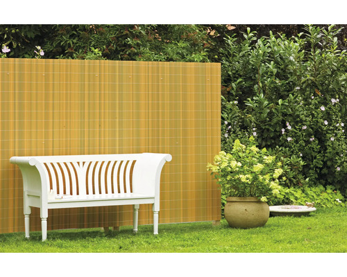 Jardin avec écran d''intimité, banc et pot de fleurs