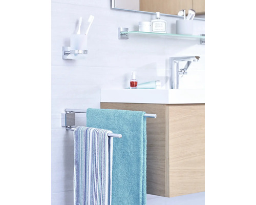 Badezimmer mit Handtuchhalter, Handtüchern, Waschtisch, Armatur und Accessoires