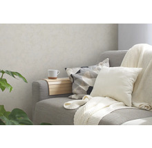 Wohnzimmer mit grauer Couch, Kissen und Holztisch