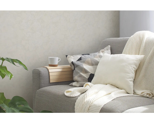 Wohnzimmer mit grauer Couch, Kissen und Holztisch