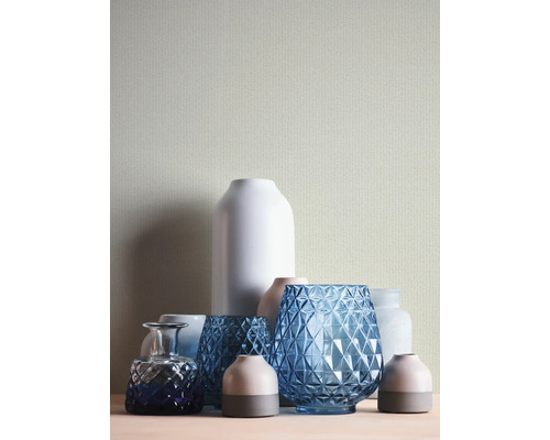 Anordnung verschiedener Vasen unterschiedlicher Formen und Materialien.